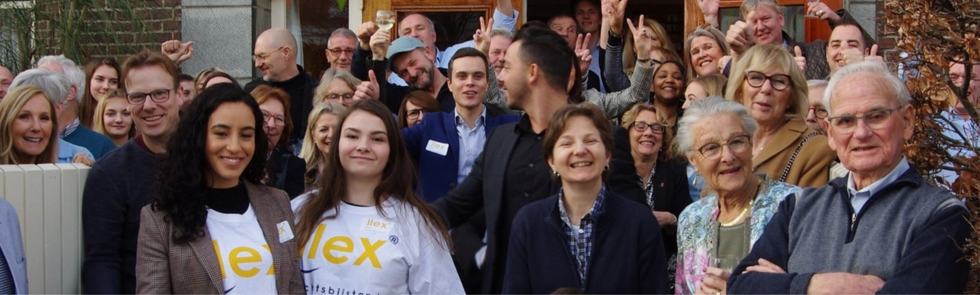 Šťastná a usměvavá rodina, doprovázená LLex